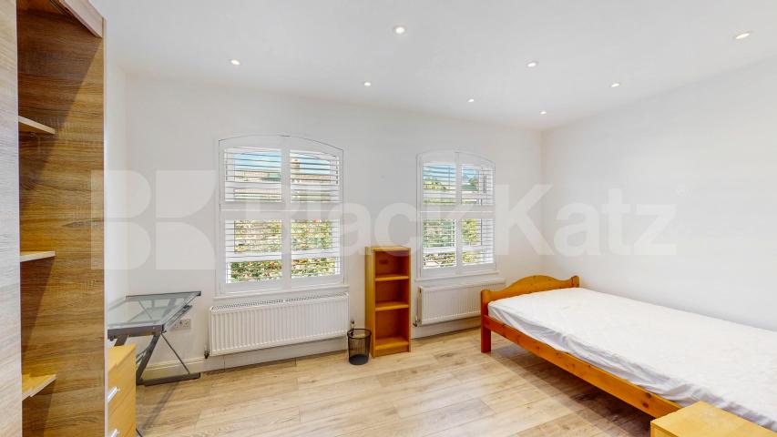 Elegant & Expansive Six Bed 4 Bath Residence with Private Garden in Holloway Mayton Street, Holloway